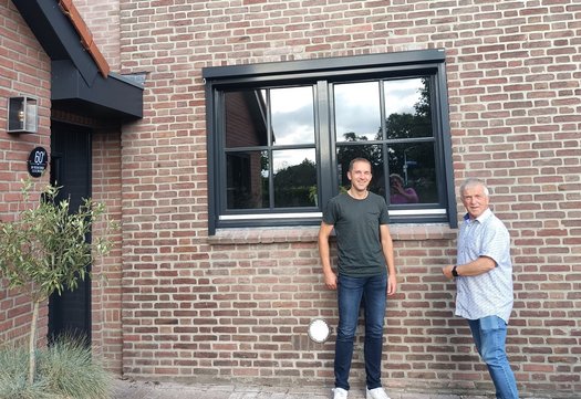 Jan Willem en Eddy voor het huis