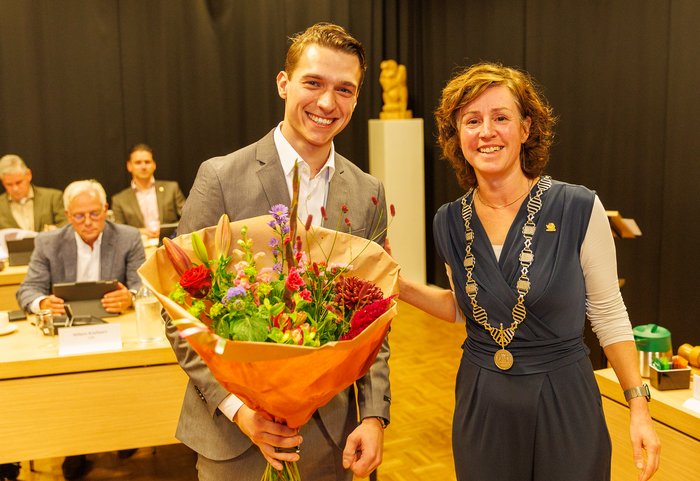 Niek en burgemeester met bloemen